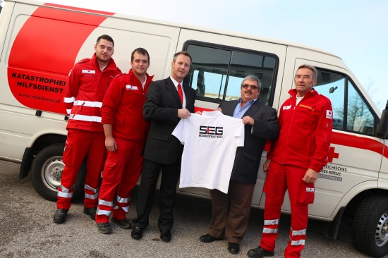 Fünfzig Poloshirts an die Schnelleinsatzgruppe des Roten Kreuzes überreicht