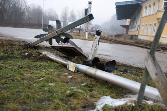 Bahnbergang in Thalheim bei Wels bei LKW-Rangiermanver ramponiert