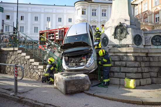 Kurioser Verkehrsunfall: Autolenker durchbricht 120 Jahre altes Denkmal in Lambach