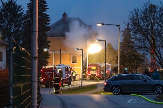 Ausgedehnter K�chenbrand in einem Wohnhaus in Enns sorgt f�r l�ngeren Feuerwehreinsatz