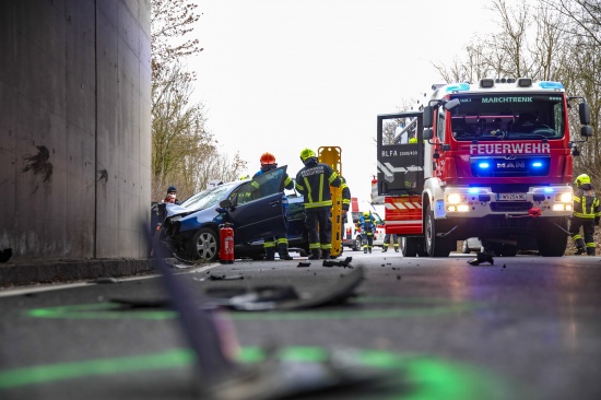 Auto kracht bei Marchtrenk gegen Sttzmauer einer Bahnunterfhrung