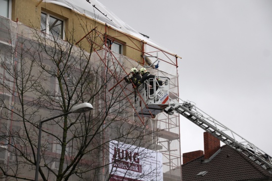 Feuerwehr bei Sturmschaden an einem Baugerüst in der Innenstadt im Einsatz