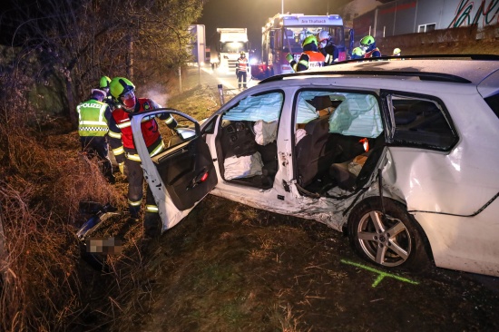 Verkehrsunfall auf Pyhrnpass Strae in Thalheim bei Wels fordert zwei Schwerverletzte