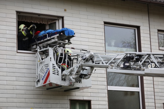 Verletzte Person musste wegen engem Stiegenhaus mit Drehleiter gerettet werden
