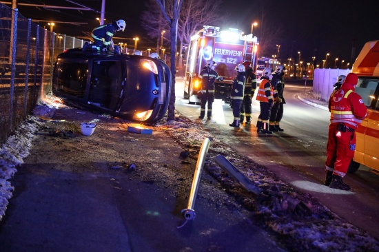 Auto in Seitenlage: Schwerer Verkehrsunfall in Wels-Puchberg endet glimpflich