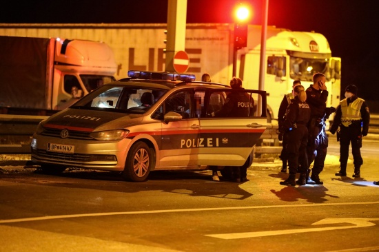 Messerattacke auf einem Rastplatz in Wels-Puchberg - Tatverdchtiger LKW-Lenker von Polizei gestoppt