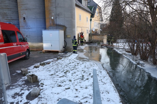 Minus 13 Grad: Eisige Temperaturen sorgten fr Einsatz bei Grnbach-Wehr in Wels-Vogelweide