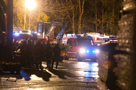 Acht Feuerwehren bei Brand in einem Altholzhandelbetrieb in Schlierbach im Einsatz