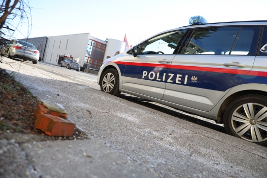 Polizeiautos vor Polizeiposten in Wels-Pernau mit Ziegelsteinen und Flaschen schwer beschdigt