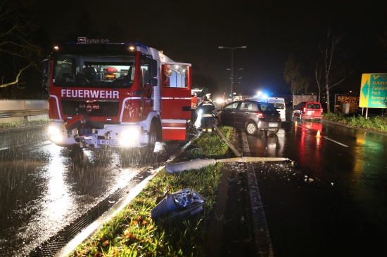 Straßenbeleuchtungsmasten aus Beton bei Unfall gerammt