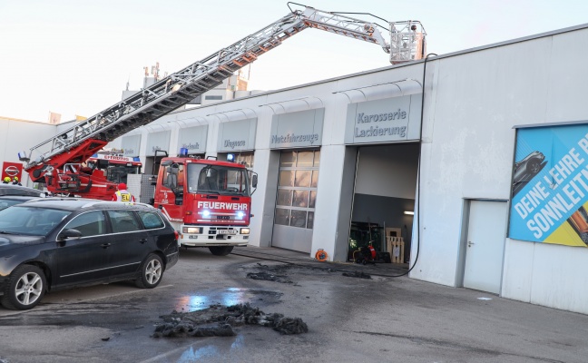 Brand bei einem Autohaus in Eferding fordert zwei Verletzte