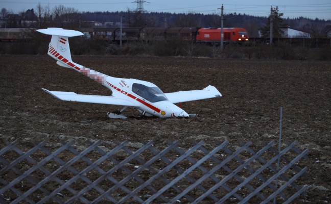 Kleinflugzeug auf Acker in Wels-Vogelweide notgelandet