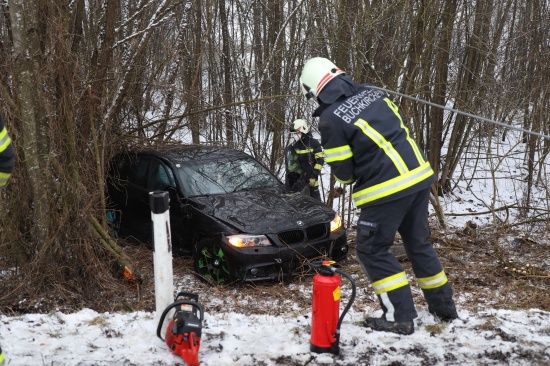 Auto in Buchkirchen bei winterlichen Straenverhltnissen von Strae abgekommen