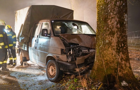 Pritschenwagen bei Neukirchen an der Enknach gegen Baum gekracht