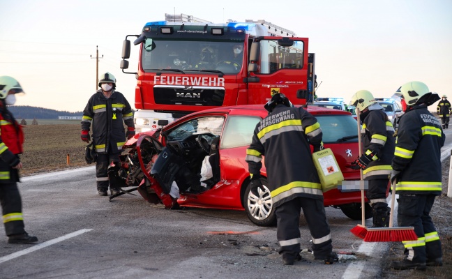 Schwerer Verkehrsunfall zwischen zwei Autos bei Eberschwang