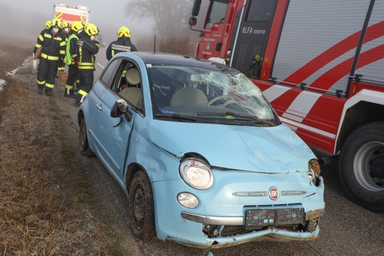 Auto bei Waizenkirchen auf vereister Fahrbahn von der Strae abgekommen und in Feld berschlagen