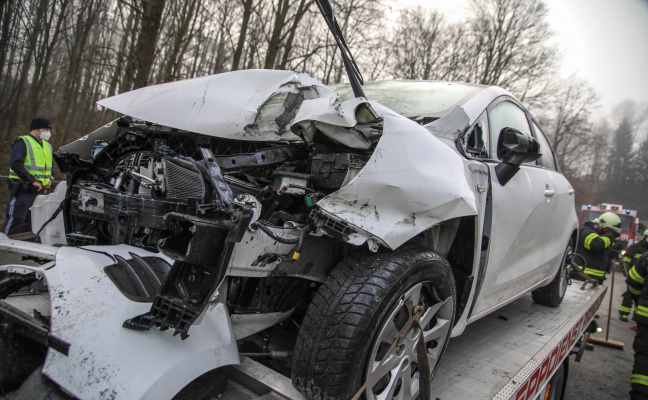 Auto kracht bei Unfall in Hofkirchen im Traunkreis gegen Brückengeländer