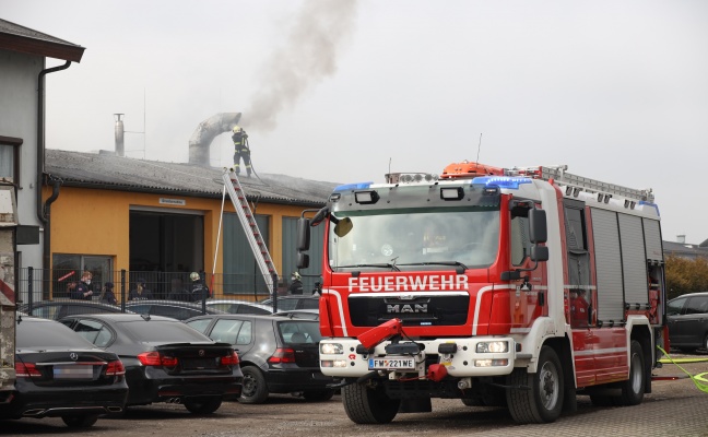 Brand in einer Autowerkstätte in Wels-Waidhausen