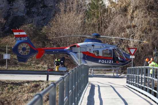 Tdlicher Unfall: Arbeiter (31) bei Felsrumarbeiten nach Steinschlag in Ebensee am Traunsee abgestrzt