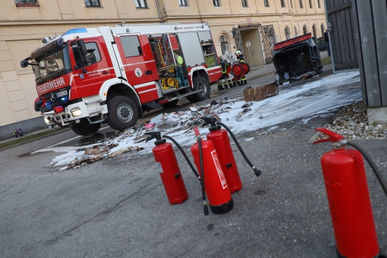 Altpapiercontainer in M�llsammelinsel einer Wohnhausanlage in Wels-Lichtenegg in Brand