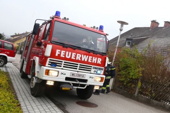 Feuerwehr bei Brand durch Kachelofen in Thalheim bei Wels im Einsatz