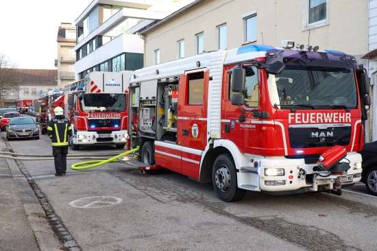 Brand eines schwer zug�nglichen kleinen Wohngeb�udes in Wels-Lichtenegg