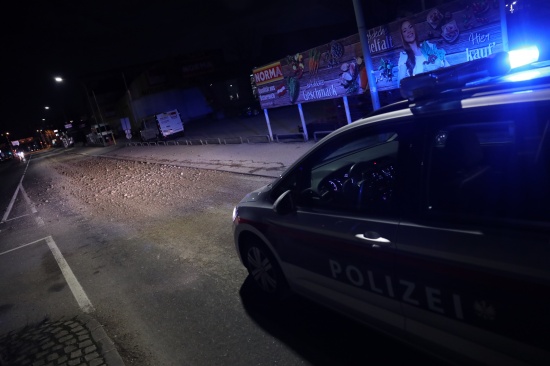 Feuerwehr und Kehrmaschine beseitigten verlorenen Schotter in Wels-Innenstadt