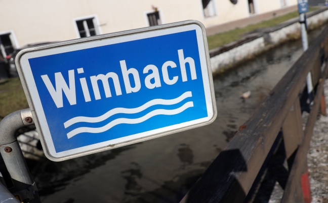 Feuerwehr in Bad Wimsbach-Neydharting nach Gewässerverunreinigung des Wimbachs im Einsatz