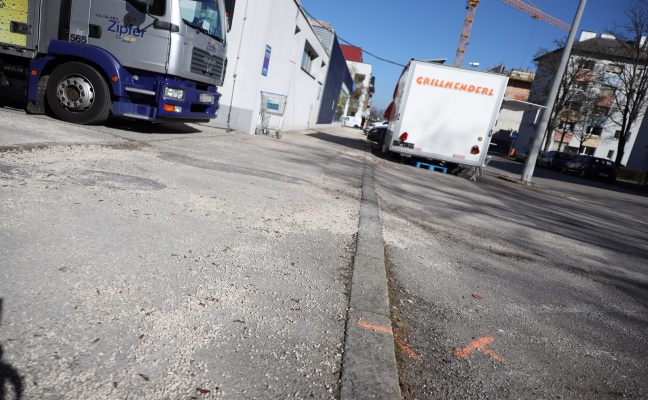 Fußgänger (77) nach Unfall in Linz-Kleinmünchen-Auwiesen im Krankenhaus verstorben