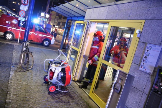 Feuerwehr- und Polizeieinsatz durch Vandalenakt in Kaiser-Josef-Platz-Tiefgarage