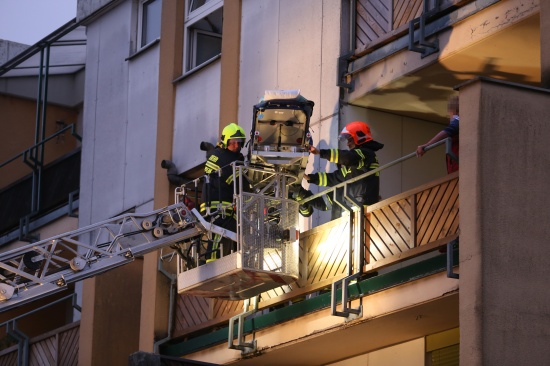 Person mittels Drehleiter aus 2.Stock eines Mehrparteienhauses gerettet