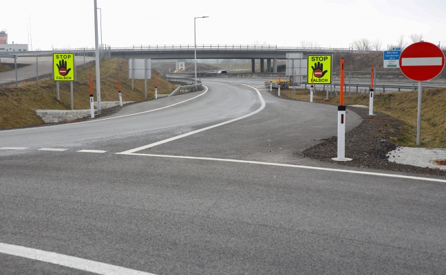 Geisterfahrerin auf Innkreisautobahn bei Wels von PKW- und LKW-Lenker gestoppt