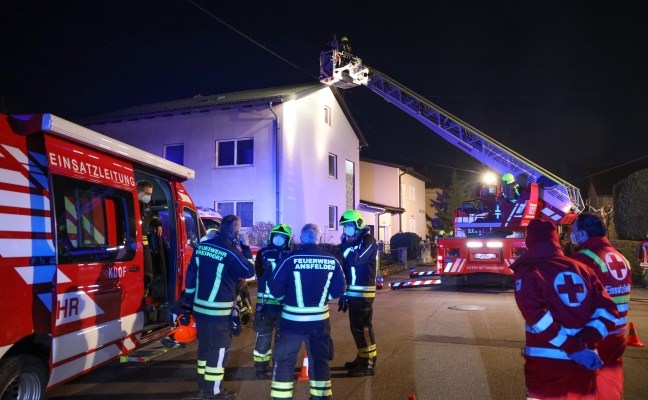 Menschenrettung bei Brand im Bereich der Stromversorgung eines Hauses in Ansfelden