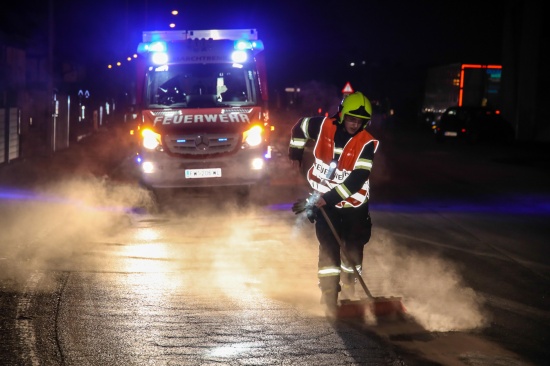 Feuerwehr erneut bei l�ngerer �lspur in Marchtrenk im Einsatz