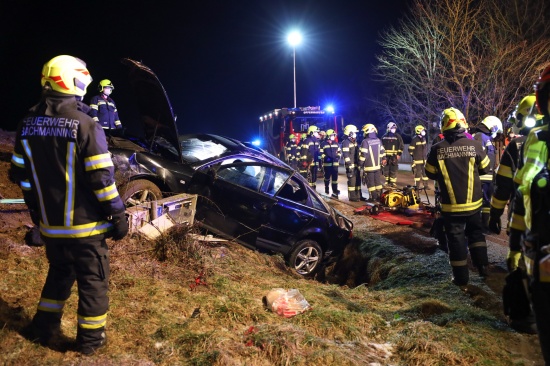 Autolenker nach schwerem Verkehrsunfall in Offenhausen durch Einsatzkrfte aus Unfallwrack befreit