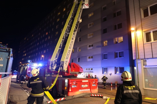 Feuerwehr bei Küchenbrand in einer Mehrparteienhaus-Wohnung im Einsatz