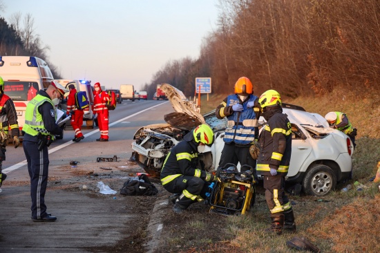 Menschenrettung nach schwerem Verkehrsunfall auf Westautobahn bei Pucking