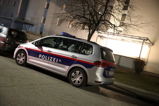 "Seltsamer Geruch": Frisch gegossener Boden eines Stiegenhauses in Wels-Lichtenegg f�hrt zu Einsatz