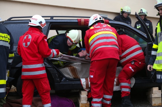 Feuerwehr und Rotes Kreuz bei Verkehrsunfall-Einsatzübung in Offenhausen