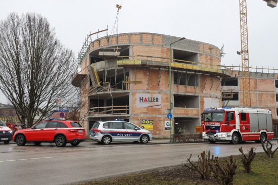 Schwerstverletzter bei Gerstabsturz auf einer Baustelle in Wels-Lichtenegg