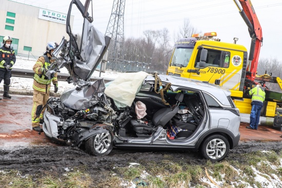 Menschenrettung nach schwerem Verkehrsunfall auf Mhlkreisautobahn in Linz