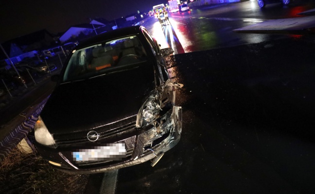Verkehrsunfall zwischen zwei Autos auf Wiener Straße in Marchtrenk