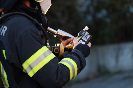 Einsatzkr�fte bei gemeldetem Gasgeruch in einer Wohnhausanlage in Wels-Lichtenegg im Einsatz