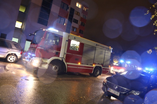 Feuerwehreinsatz durch angebranntes Kochgut in Mehrparteienhaus-Wohnung