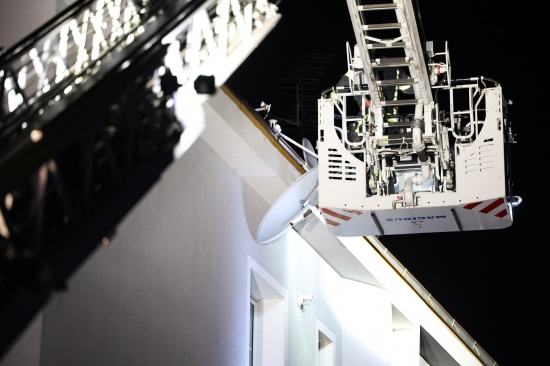 Sendeschluss nach Wind: Feuerwehr sicherte in Wels-Neustadt abzustrzen drohende Satellitenschssel