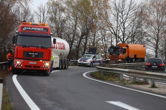 Dieselaustritt auf der Autobahnabfahrt nach Kollision mit Leitschiene