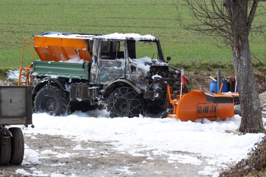 Brand eines Schneeräum-Unimogs in einem Gewerbepark in Ohlsdorf