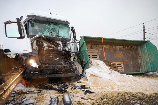 Schwer verletzt: LKW-Sattelzug kollidiert auf Wiener Strae bei Enns frontal mit Traktoranhnger