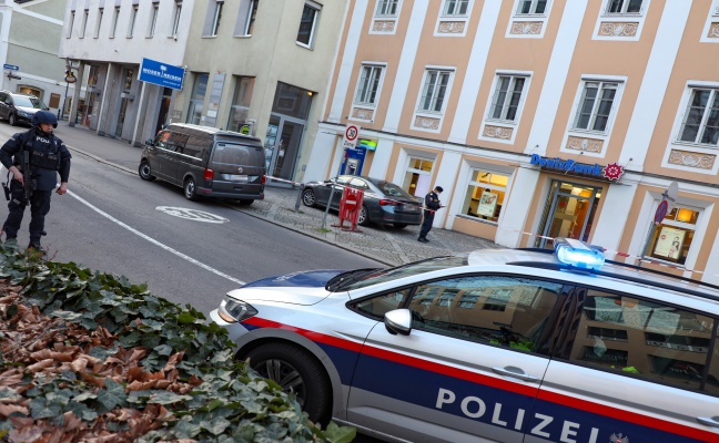 Bankberfall: Bewaffneter Tter raubte Geldinstitut in Linz-Innere Stadt aus