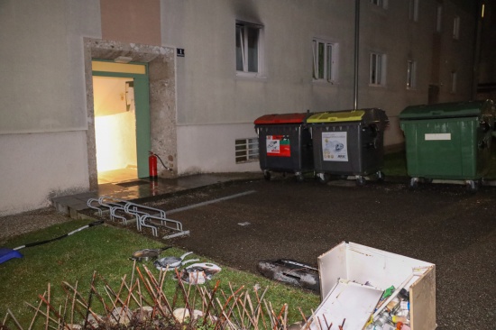 Feuerwehr bei K�chenbrand in einem Mehrparteienwohnhaus in V�cklabruck im Einsatz